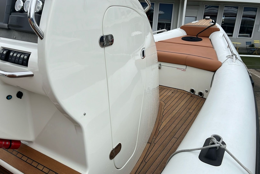 2009 Hunton 1005 RIB Twin Mercury Verado 300 L6 Supercharged Outboards.