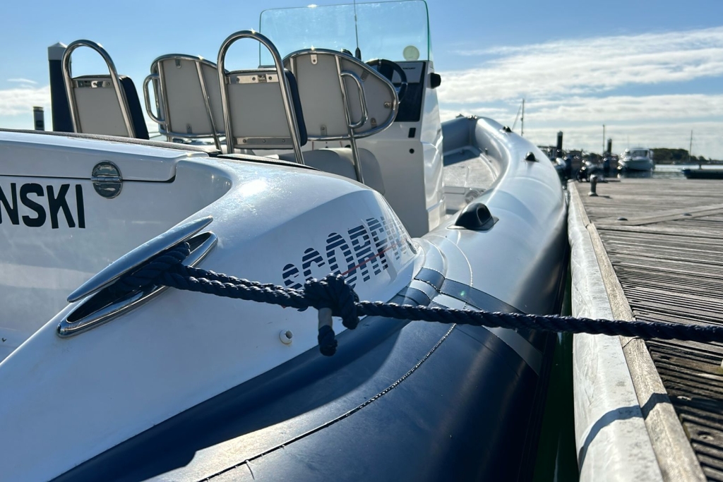 Scorpion 8.1m Vonski Alongside.jpg